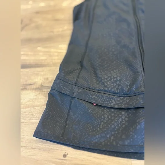 Lululemon Light Speed Vest – Desert Snake Embossed Black, Size 4 - Picture 4 of 5